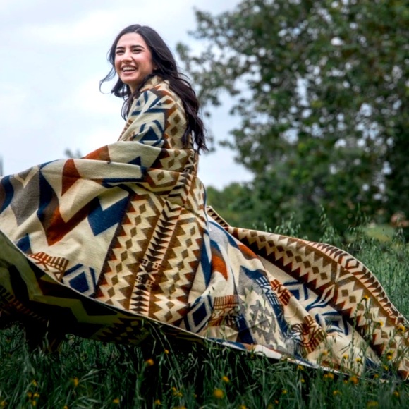 Beyond Borders Collective | Awa Earth Blanket - Picture 2 of 3